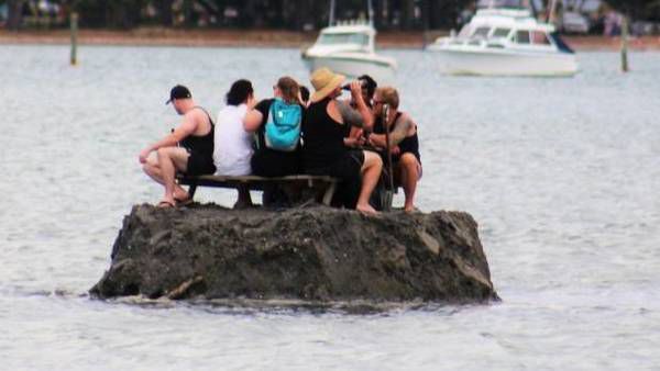 Ми у міжнародних водах: жителі Нової Зеландії побудували острів, щоб обійти закон і випити у Новий рік (ФОТО). Кілька жителів Нової Зеландії винайшли оригінальний спосіб обійти заборону на розпивання алкоголю в громадських місцях