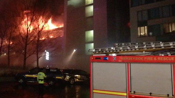 У Ліверпулі спалахнула масштабна пожежа на автостоянці - згоріли понад 1400 авто. У Ліверпулі палала багаторівнева стоянка: 1400 автомобілів згоріли вщент. Загиблих та постраждалих у пожежі, на щастя, немає. Через густий дим у новорічну ніч рятувальникам довелось відселити мешканців прилеглих будинків.