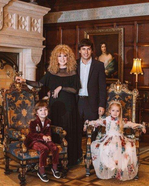 По-королівськи: Максим Галкін показав сімейне фото. Шанувальники в захваті від фото, на якому зображені Галкін, Пугачова і їх діти.