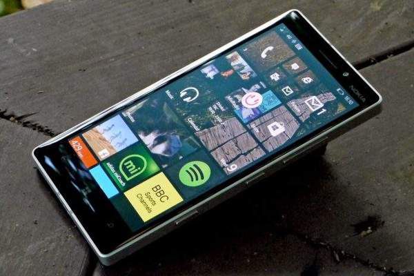 Microsoft створила новий смартфон з унікальною особливістю. Смартфон підтримує стилус, який виконує багато корисних функцій.