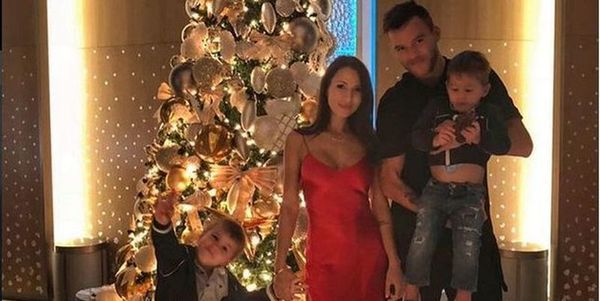 Шикарна Інна Ярмоленко вразила фанатів розкішним декольте (фото). Дружина півзахисника "Боруссії" показала, як вони святкували Новий рік.
