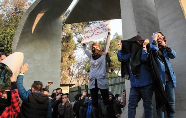 Іранська революція. Хто програє від пожежі в країні. В останні кілька днів в іранських містах зростають акції протесту.