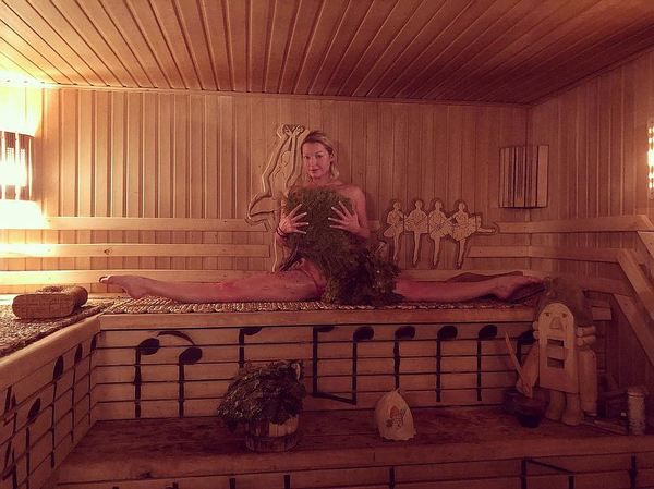 Гола Волочкова в лазні зробила перший шпагат 2018 року. Принади балерини прикривають тільки ялинові лапки
