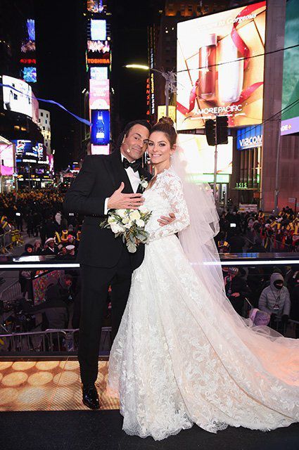 Хвора на рак акторка одружилась в прямому ефірі. Голлівудська актриса та журналістка Марія Менунос, якій восени 2017 року діагностували рак мозку, напередодні Нового року вийшла заміж на Таймс-сквері за свого коханого режисера і продюсера Кевіна Андергаро