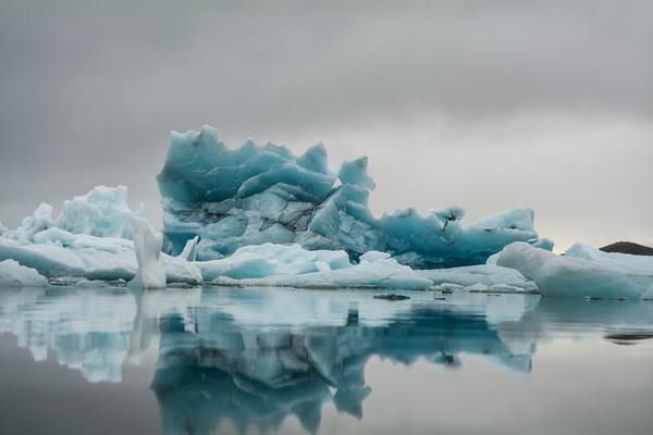Величезний айсберг, що відколовся від льодовика: фото з космосу. Гігантський масив льоду височить над водою приблизно на 50 метрів, при цьому його загальна висота становить близько 315 метрів