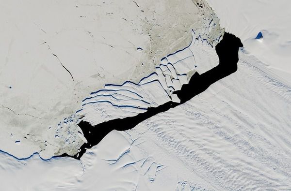 Величезний айсберг, що відколовся від льодовика: фото з космосу. Гігантський масив льоду височить над водою приблизно на 50 метрів, при цьому його загальна висота становить близько 315 метрів
