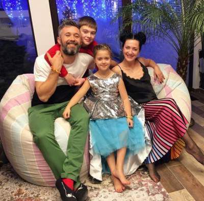 Сергій Бабкін показав новорічне сімейне фото. Нове спільне фото він виклав в Instagram і поцікавився у передплатників, які плани у них на найближчі дні після свята.