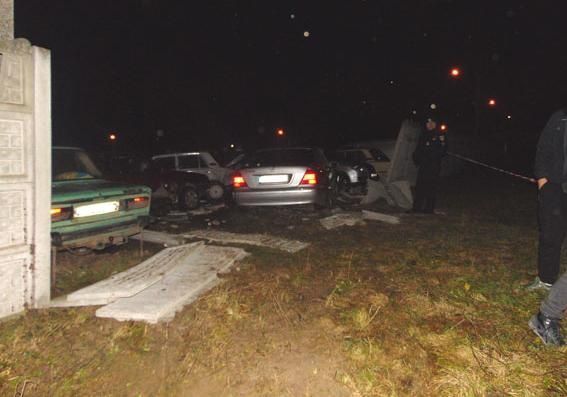 У Рівному водій розбив 25 машин. Хлопець за кермом Mercedes S 500 зніс бетонний паркан і пошкодив 25 стояли поруч автомобілів.