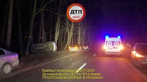 У Києві п'яний суддя після ДТП намагався сховатися на "швидкій". Свідки ДТП заблокували виїзд машини швидкої допомоги, щоб суддя не мав можливості сховатися з місця аварії.