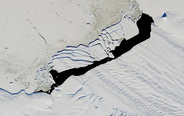 В Антарктиді сталося масштабне руйнування гігантського айсберга. NASA опублікувало знімок гігантського айсберга, який у вересні минулого року відколовся від Pine Island в Ісландії 