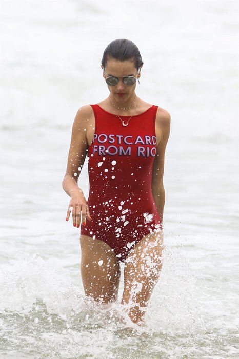 Гаряче! Красуня Алессандра Амбросіо показала ідеальну фігуру в червоному купальнику (фото). Красуня-модель звикла без сорому демонструвати свою ідеальну фігуру. 