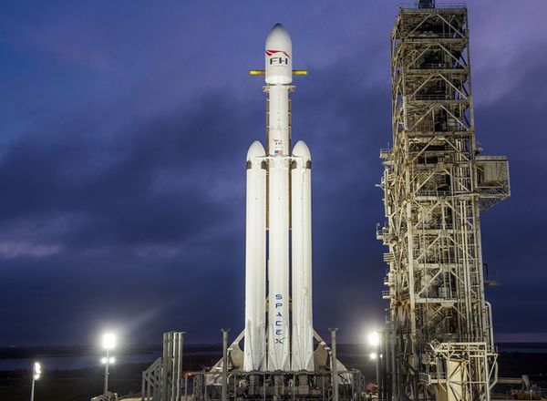 На космодромі встановили важку ракету SpaceX: вражаюче відео. Перша важка ракета - носій Falcon Heavy приватної компанії SpaceX , яку напри кінці 2017 року було доставлено по частинах на мис Канаверал в американському штаті Флорида і зібрано там в горизонтальному положенні , вже піднята на стартовому майданчику LC - 39A Космічного центру імені Кеннеді . 