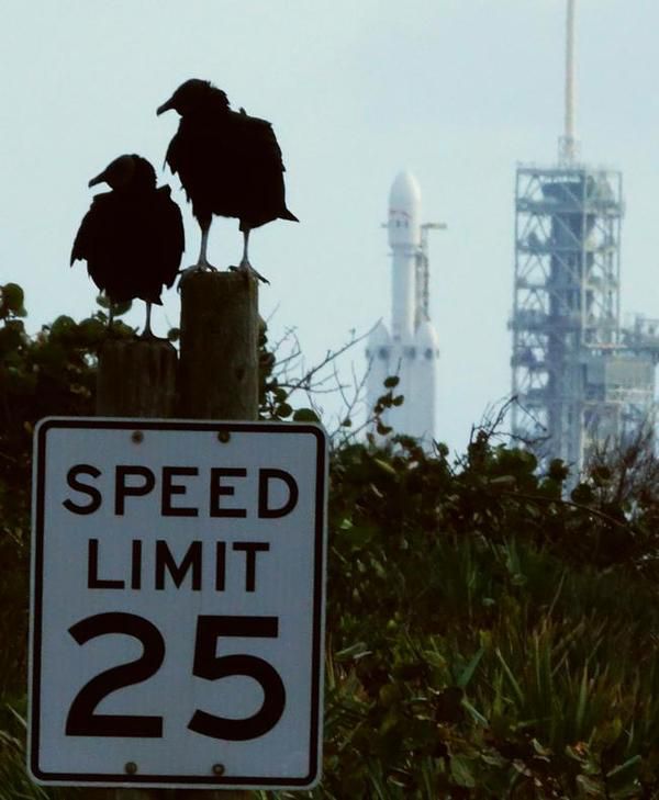 На космодромі встановили важку ракету SpaceX: вражаюче відео. Перша важка ракета - носій Falcon Heavy приватної компанії SpaceX , яку напри кінці 2017 року було доставлено по частинах на мис Канаверал в американському штаті Флорида і зібрано там в горизонтальному положенні , вже піднята на стартовому майданчику LC - 39A Космічного центру імені Кеннеді . 