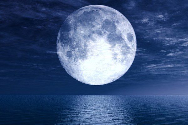 Наприкінці січня зможемо побачити унікальне явище. Наприкінці січня, а саме 31 числа, можна буде побачити унікальне явище затемнення Місяця. Тоді зійде "блакитний місяць".

