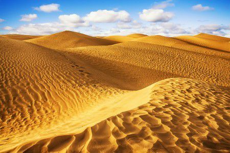 Пустеля Сахара. Смертельний марафон. Не дивно, адже це найбільша пустеля у світі.