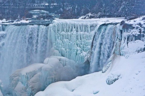 Замерзлий Ніагарський водоспад — видовище, від якого дух захоплює (Фото). Підбірка неймовірно красивих фотографій крижаного Ніагарського водоспаду.