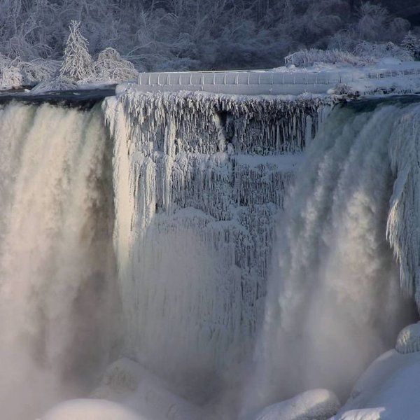 Замерзлий Ніагарський водоспад — видовище, від якого дух захоплює (Фото). Підбірка неймовірно красивих фотографій крижаного Ніагарського водоспаду.