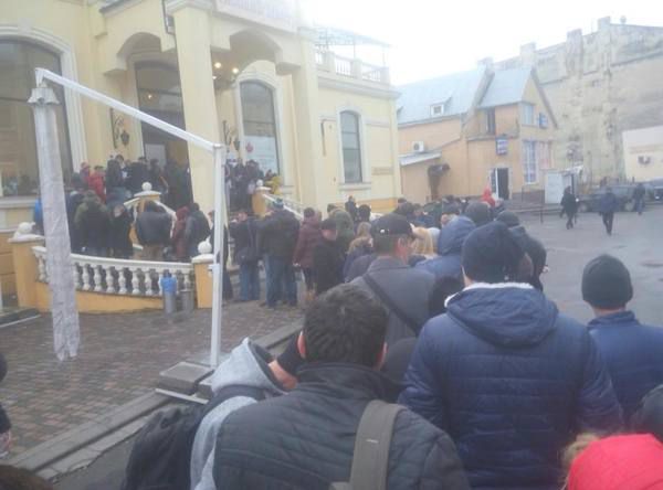 Українці заради візи в Канаду готові «жити» в черзі. Це вже евакуація.