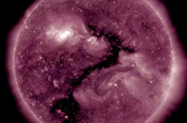 NASA показало дивовижний знімок на Сонці. Корональна діра на зірці придбала незвичайну форму.