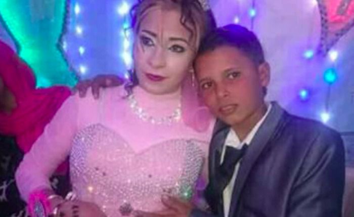 Фото 12-річного хлопчика і його 16-річної нареченої розбурхало єгиптян. Дитячі шлюби досі поширені в Єгипті, більшою мірою ця проблема характерна для сільської місцевості.
