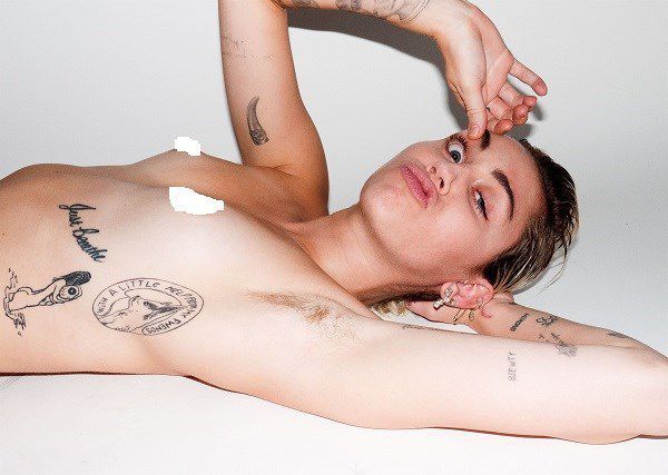 Навіщо вона взяла це в рот?! Нові голі фото Майлі Сайрус вразили відвертістю 18+. У мережу злили нові інтимні фото співачки.