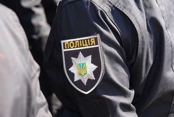 Обережно, нове розведення: тепер за участю поліцейських. Киянин розповів у Фейсбуці, як йому на вулиці підкинула наркотик незнайома дівчина - і тут же підійшли копи з оглядом.