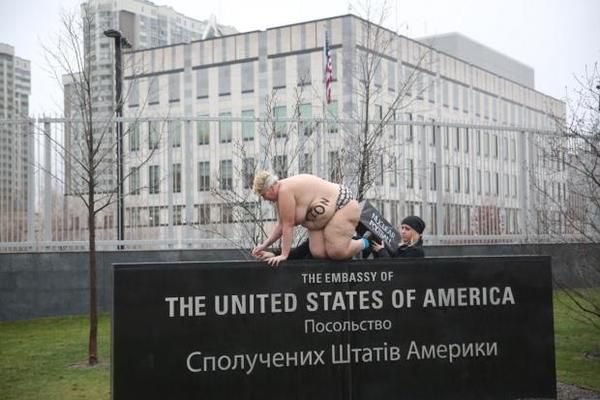 У Києві біля посольства США протестувала оголена відгодована активістка Femen. У Києві 5 січня біля посольства Сполучених Штатів Америки позувала оголена активістка Femen,