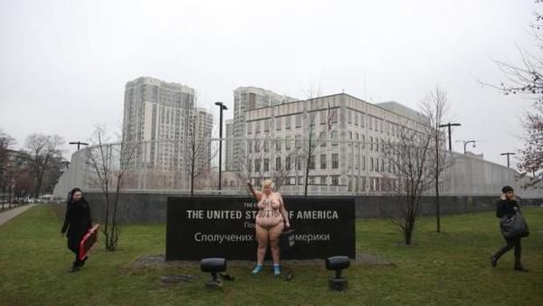 У Києві біля посольства США протестувала оголена відгодована активістка Femen. У Києві 5 січня біля посольства Сполучених Штатів Америки позувала оголена активістка Femen,