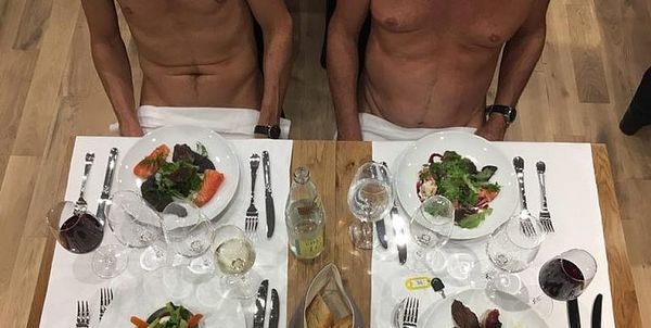 Ось так виглядає ресторан для нудистів у Парижі (Фото). Відвідувачі сидять поруч один з одним зовсім голі!