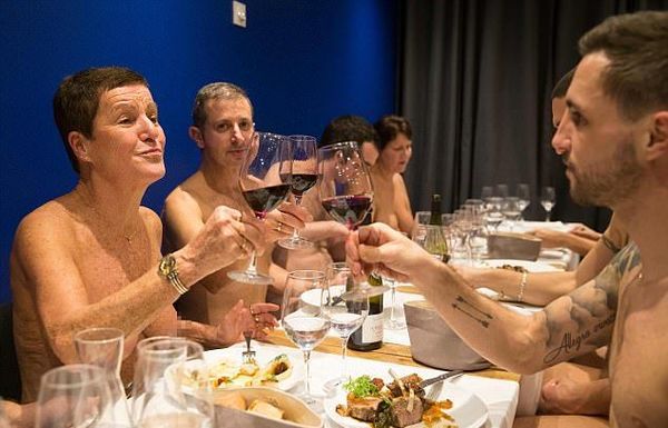 Ось так виглядає ресторан для нудистів у Парижі (Фото). Відвідувачі сидять поруч один з одним зовсім голі!