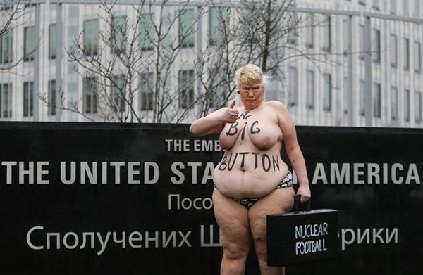 У Києві активістка Femen в образі Трампа роздяглася біля посольства США (ФОТО). Представниця Femen у подобі Дональда Трампа зображала згадувану ним велику кнопку біля посольства США в Києві.