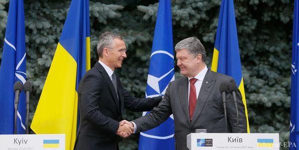 Президент України підкреслив пріоритети України - Членство в ЄС і вступ до НАТО. Петро Порошенко наголошує, що членство країни в Європейському Союзі і вступ до НАТО залишається стратегічною метою України, але це перспектива не 2018 року,