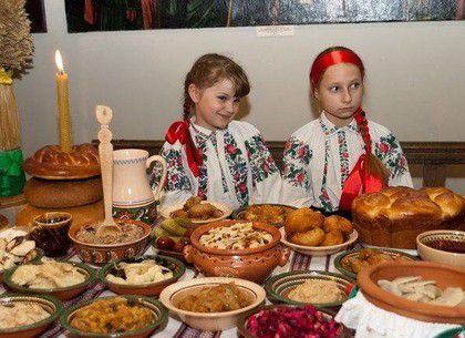 Святвечір -  ніч напередодні Різдва. В Україні Різдво починають святкувати Святий вечір – 6 січня, після першої зірки, що ознаменовує кінець різдвяного посту.