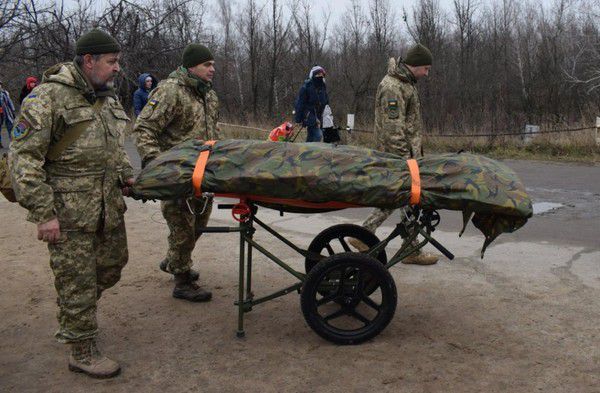 В рамках проекту "Евакуація 200" були передані останки тіл в ОРДЛО(відео). Українська сторона, в рамках проекту "Евакуація 200", передала в ОРДЛО тіла загиблих.