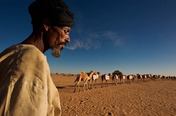 Туареги – народ, в якому верховодять жінки, а чоловіки позбавлені всіх прав (Фото). Тільки тут дівчатам до весілля дозволяється мати кілька коханців, а чоловіки після досягнення повноліття зобов'язані носити лицьове покривало.