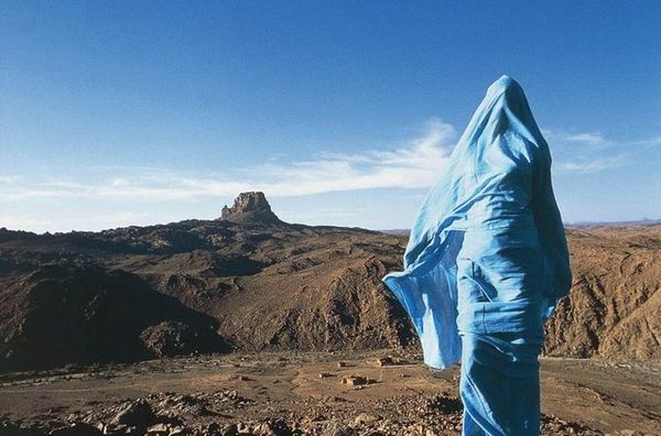 Туареги – народ, в якому верховодять жінки, а чоловіки позбавлені всіх прав (Фото). Тільки тут дівчатам до весілля дозволяється мати кілька коханців, а чоловіки після досягнення повноліття зобов'язані носити лицьове покривало.