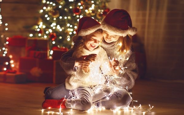 Гарні SMS-привітання з Різдвом Христовим. Різдвяні свята зігрівають душу, тому що близькі люди поруч та їх можна обійняти і привітати. Проте так багато друзів і родичів залишаються далеко від нас. Однак вихід є: їм можна надіслати красиві SMS та привітати від чистого серця. SMS-вітання з Різдвом Христовим 2018 ми зібрали в одному матеріалі. Шукайте найкращі серед них та тіште ваших близьких.