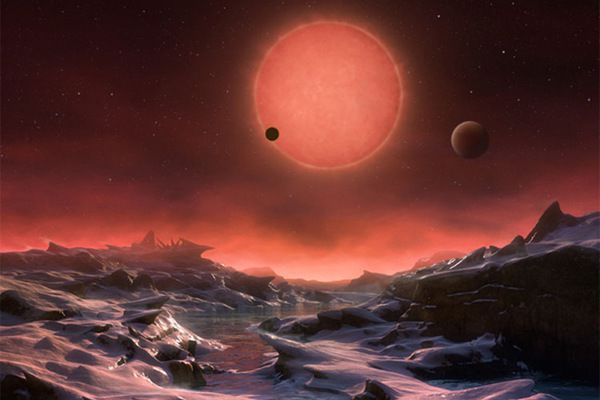 Астрономи знайшли дві планети, які можуть бути придатними для життя. Група американських і британських експертів вважає, що на двох планетах в системі зірки TRAPPIST-1 все-таки можливе життя, як його можуть уявляти земляни, хоча раніше подібну гіпотезу відкидали.