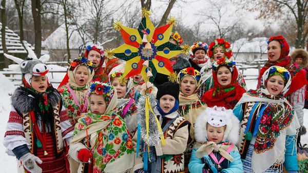 Різдво в Україні: Порошенко розповів про надії на порятунок, Гройсман побажав миру. 7 січня православні християни святкують Різдво.
