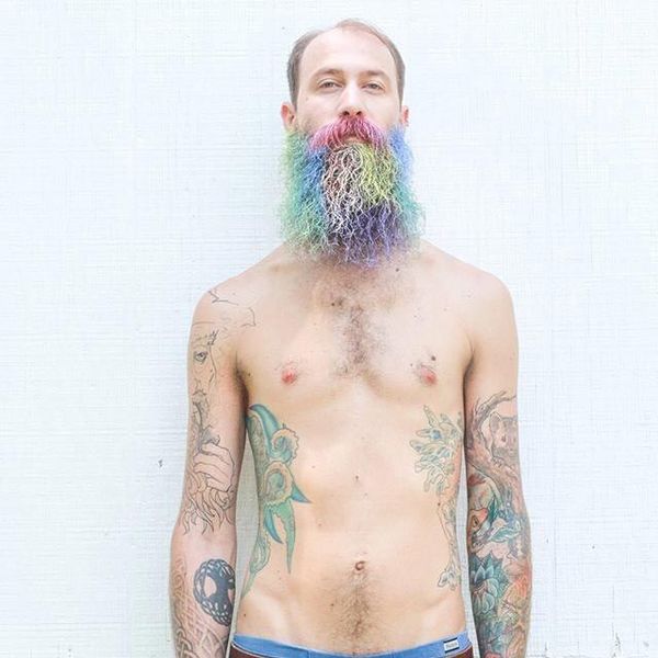 Модні хлопці з усього світу фарбують свої бороди у всі кольори веселки. Борода кольору фуксії прикрасить будь-якого чоловіка.