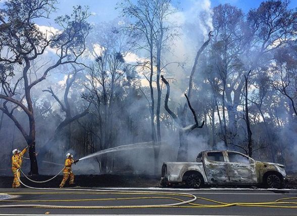 В Австралії вирують лісові пожежі (відео). Лісові пожежі в Австралії зруйнували кілька будівель у суботу, 6 січня. 