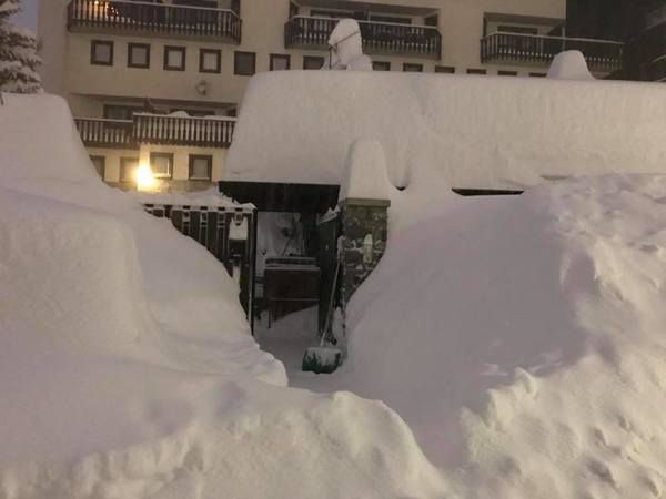 Аномальна погода обрушилася на Європу (фото, відео).  В Італії в п'ятницю всього за кілька годин випало майже 2 метри снігу.