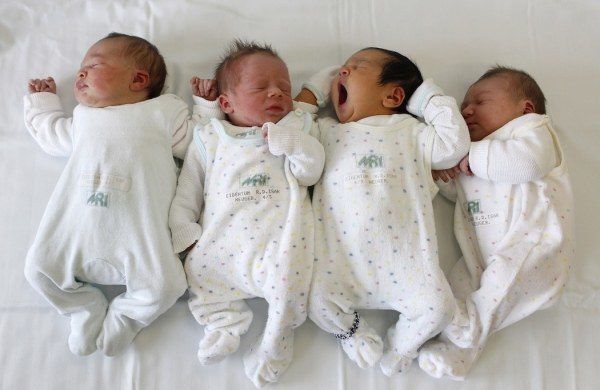 Українці народжують менше, ніж потрібно для збереження нації!. За останніми даними Державної служби статистики, сумарний показник народжуваності в країні – 15 дітей на 10 жінок. 