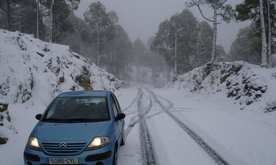 Снігопади заблокували тисячі авто на дорогах Іспанії. Десятки доріг у країні перекрито.