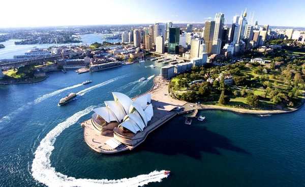 Вперше за 80 років. В Сіднеї панує рекордна спека. По місту встановлюють станції з безкоштовною водою