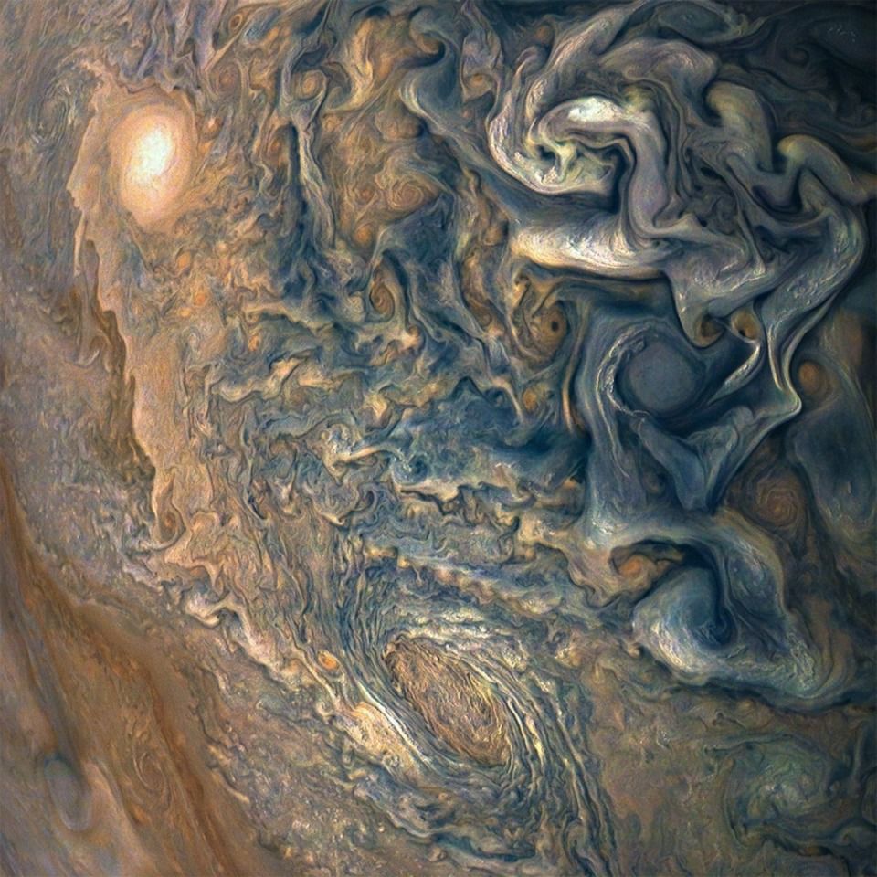 NASA показало нові знімки Юпітера. Космічне агентство NASA представило нові кольорові зображення Юпітера на основі знімків з апарату Juno.