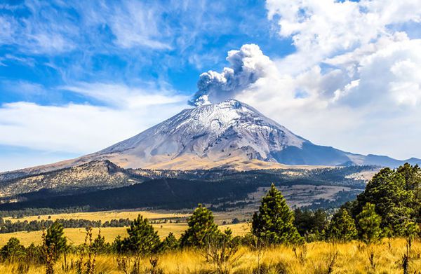 Яким частям світу вулкани загрожують у 2018 році. На всій планеті в будь-який тиждень 2017 року вивергалось від 14 до 27 вулканів.