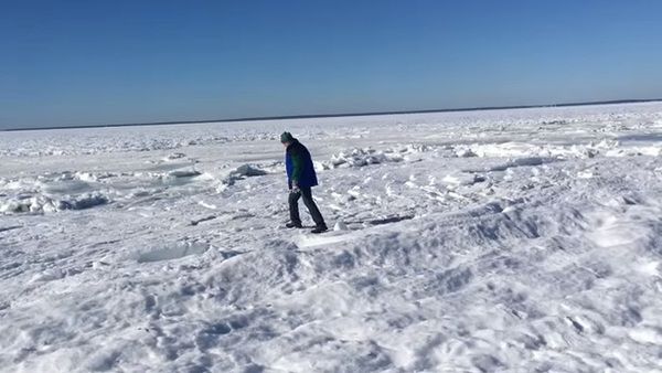 Житель Массачусетсу зняв на відео замерзлий від морозів океан (відео). На момент зйомки температура повітря впала до -20 градусів.