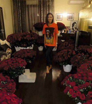 Ольга Бузова обзавелася впливовим прихильником.  Він подарував зірці 33 букета по сто троянд в кожному.