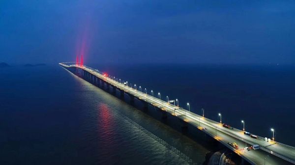 У Китаї побудували найдовший морський міст у світі. Вражаючі фото.